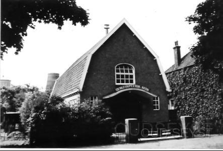 Jac.v. lennepln-1925-001.jpg - De Gereformeerde kerk aan de Jacob v. Lenneplaan (nr. 1a). Op de achtergrond is de watertoren en de romp van de molen “de Vriendschap” te zien. Nu is het een opslagmagazijn van Steenhouwer van de Velde. Foto gemaakt in 1925.